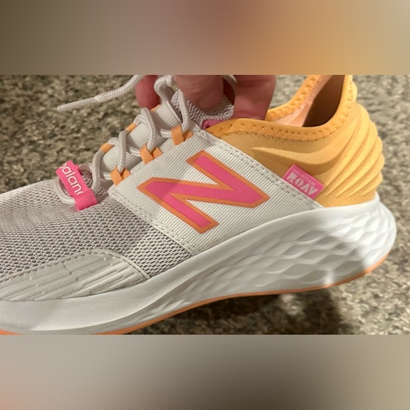 Woman’s new balance shoes - Picture 3 of 4